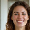 Portrait souriant d'Élise Moreau