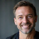 Portrait souriant de David L.